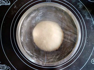 巧克力甜甜圈,揉圆,放进容器,盖保鲜膜醒发。