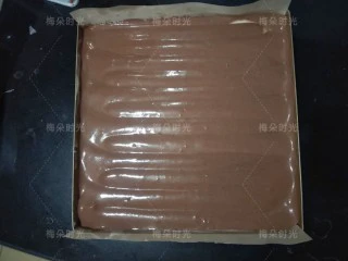 可可旋风蛋糕卷,开始划线,用食指,划S形曲线。