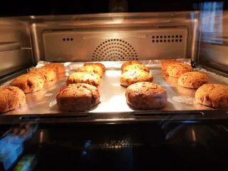 玫瑰花红糖小酥饼,烤好之后不要马上拿出来，再焖5分钟，即可