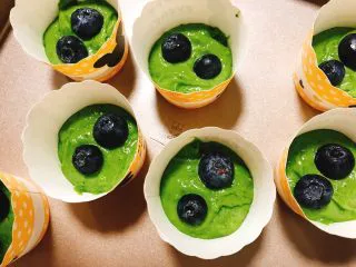 苔藓小杯——抹茶玛芬,自由装杯环节... 小纸杯装四分满，塞蓝莓...