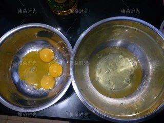 可可旋风蛋糕卷,蛋清,蛋黄分离,然后先把蛋清放进冰箱。