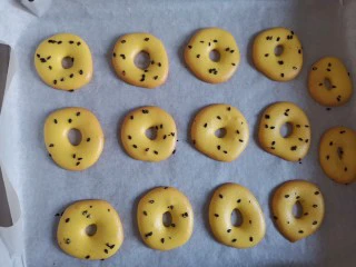 蛋黄甜甜圈饼干,烤好取出来，用手轻松能从油纸上拿下来就是熟啦