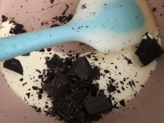 梦龙脆皮盒子,牛奶煮开,放入黑巧克力碎。