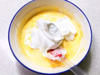 不加一滴水的原味蛋糕,用切拌法调匀,再加入1/2蛋白糊