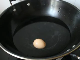 巧克力豆玛格丽特饼干,先将鸡蛋放在锅里煮熟备用