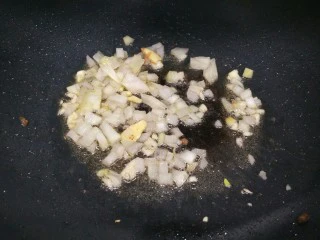 黑椒牛肉意面,洋葱炒香。