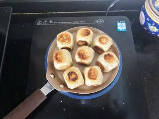 爆浆紫薯仙豆糕,小火煎至六面金黄色即可。