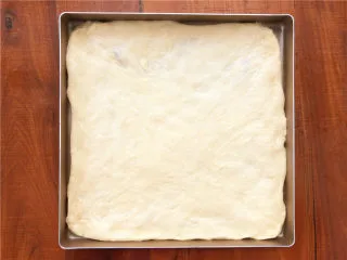 香葱肉松面包卷,放到28*28的不粘烤盘里。 