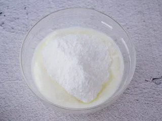 6寸KT猫奥利奥慕斯蛋糕,酸奶加入50克糖粉用手动打蛋器搅拌均匀