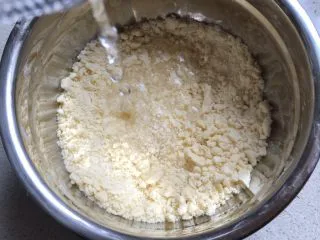 可爱圣诞帽子塔,加水,水不要全部倒入,预留十来克慢慢加