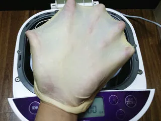 香葱火腿面包卷,揉至光滑后，取块面团检查下扩展情况，出膜还不错，无需向做吐司那样簿膜