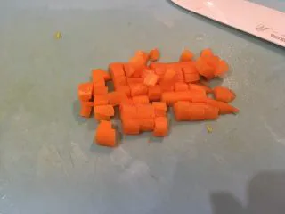 迷迭香烤羊排套餐,红萝卜去皮切丁