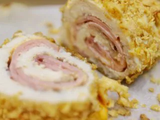 蓝带爆浆鸡排,放凉五分钟后将牙签除去 切片即可