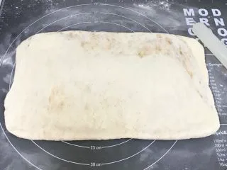 椒盐五香千层饼,再次用擀面杖擀开。