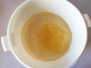 红豆抹茶巧克力慕斯,将吉利丁片用冷水泡软备用。