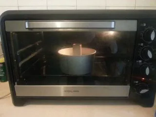 烘焙基础——戚风蛋糕,将蛋糕送入提前预热的烤箱中,以上火170度,下火150度,下层烤45分钟左右(无上下火就以160度烘烤即可,如果烘烤过程中,蛋糕表面上色过深