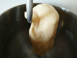 手撕海苔肉松面包,厨师机揉制成光滑面团