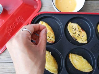 没烤箱也要做烘焙——榴莲酥,撒一丢丢黑芝麻，继续烘至（注意翻面）自己喜欢的颜色和口感即可。