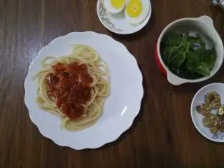 美味+营养+核桃+肉酱意面,将意面捞出放入盘中,撕开肉酱的包装,倒在意面上。