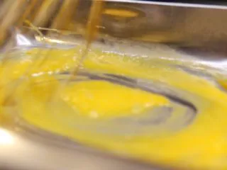 蓝带爆浆鸡排,鸡蛋液混合打散