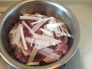 #猪里脊#绝世好叉烧-港式叉烧,加入50克,京葱白部分。