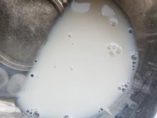 草莓椰奶布丁,混入50g椰奶，倒入步骤3中，再打一遍