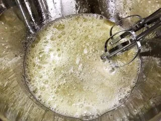 六寸可可戚风蛋糕,无油无水无蛋黄的盆里加入剩余的白糖，打蛋器中高速开始打发