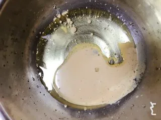 纯享红茶奶油蛋糕,红茶牛奶与油混合,这一步要多搅一下,有茶渣不容易乳化