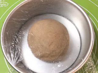 奶油黑麦奶酪包,面团滚圆,放入模具盖上保鲜膜。