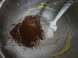 巧克力豆玛格丽特饼干,接着将可可粉、盐、低筋面粉、玉米淀粉一起过筛到盆子内。