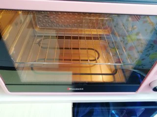 6寸中空戚风蛋糕, 烤箱上下管150度预热。