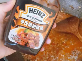 番茄蘑菇肉酱意大利面,加入黑胡椒汁,我加了两茶匙