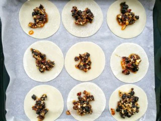 饺子皮辣酱饼,每个饺子皮上放一勺。