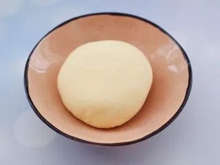 奶香小花朵馒头,和好的面团盖上保鲜膜静置20分钟。