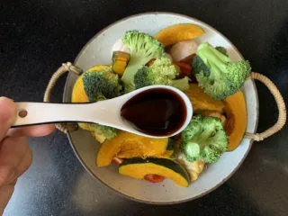 低脂时蔬烤鸡腿,一勺生抽