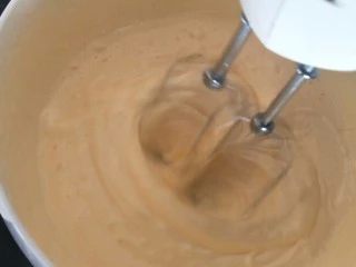 像布朗尼的浓郁巧克力蛋糕(无油全蛋),鸡蛋液整体变得粘稠,提起打蛋器纹路不会马上消失。。