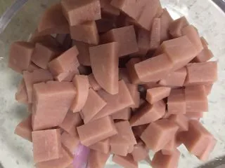 火腿奶油意面,3️⃣ 火腿切丁。