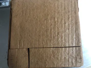 梦龙脆皮盒子,烤好可可蛋糕胚。