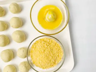 油炸土豆小丸子（超简易版）,另一个鸡蛋只需要蛋黄，把土豆球先放入蛋黄液滚一圈。
