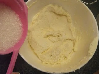 来自冬天的温暖—重芝士布朗尼蛋糕,加入40克糖。用我们的打蛋器打到均匀。