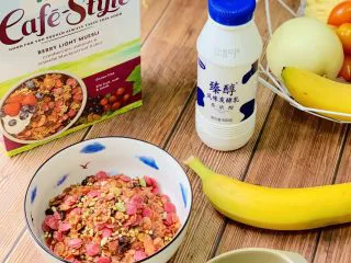 麦片酸奶水果杯,准备好所有材料。