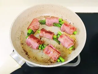 培根“如意”卷,煎至两面金黄即可出锅啦