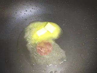 黑椒菲力牛排饭之情侣约会西餐,锅底倒少许色拉油切一块黄油放入锅中