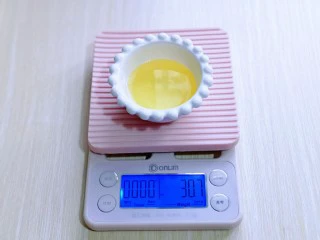 红丝绒草莓奶油蛋糕卷~下午茶必备甜品,首先将所有食材称重,切记不能估算。