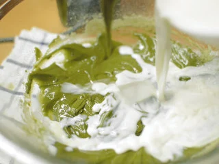 抹茶魔法蛋糕,分2次加入牛奶