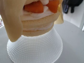 千层福袋蛋糕,包皮，大约用3张，收口的地方要留出来一些