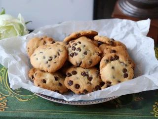 巧克力豆曲奇,是不是超多巧克力豆,诱惑到你没?做起来吧!