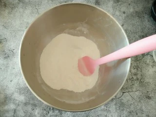 海苔肉松面包,揉面缸内放入面粉、奶粉、白糖、盐，用刮刀翻拌均匀。