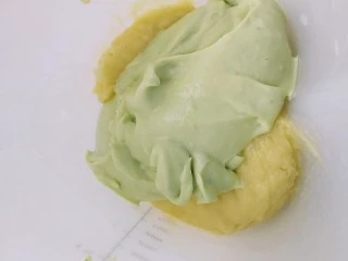 百变水果 蝶豆花蛋糕卷.百香果蓝莓馅,为了不浪费上次做的卡仕达酱还剩了点,我把牛油果泥放进去一起搅打均匀用了。也挺好吃的。成品图就是这个酱的颜色。没有请忽略