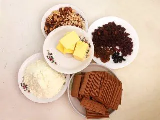 美味小零食 别样雪花酥,准备其它食材：安佳无盐动物黄油；干果，蓝莓干，葡萄干，杏圃，蔓越莓混合果干；无糖全脂奶粉；大杏仁，核桃仁，腰果和花生混合干果